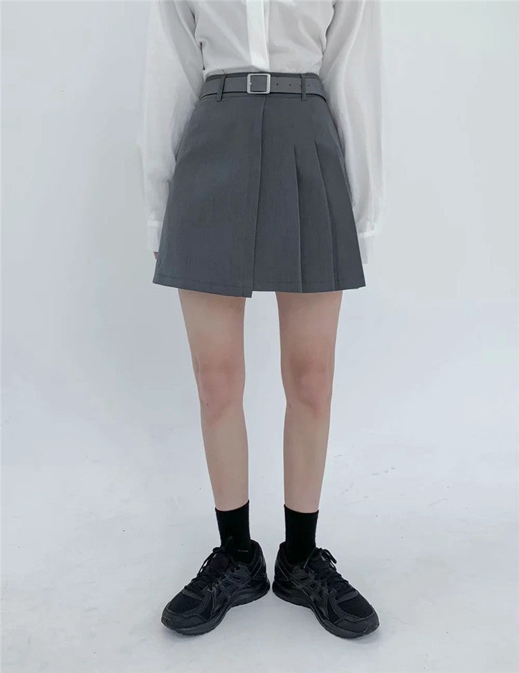 Pleated short skirt